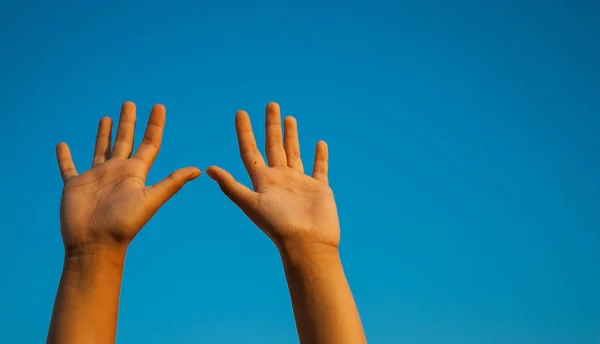 Handfläche Hände Hintergrund Himmel — Stockfoto