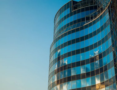 modern ofis binası gökyüzü arka planı