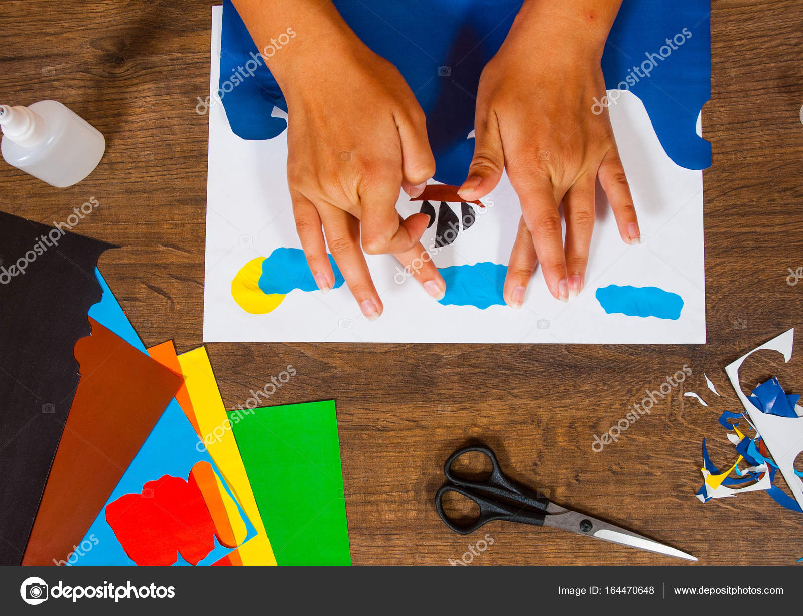 Colle di bambino della carta Fogli di carta colorata Disegni dei bambini Concetto di artigianato Fatto a mano il tavolo in legno top veduta — Foto di