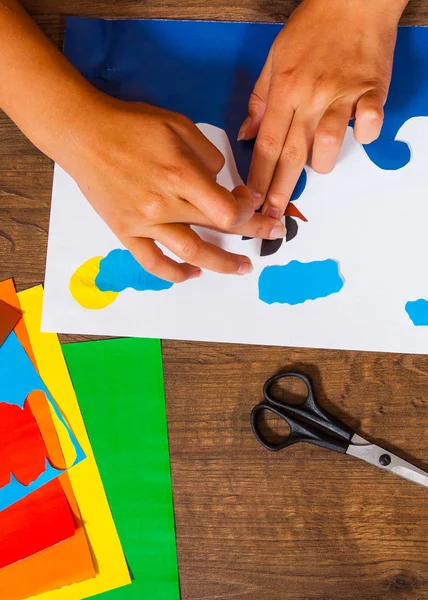 Colle di carta per bambini. Fogli di carta colorata. Arte per bambini. Concetto artigianale. Fatto a mano. su tavolo in legno vista dall'alto . — Foto Stock