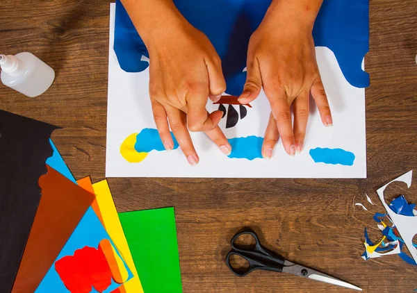 Colles pour enfants de papier. Feuilles de papier coloré. L'art des enfants. Concept d'artisanat. Fait main. sur table en bois vue du dessus . — Photo