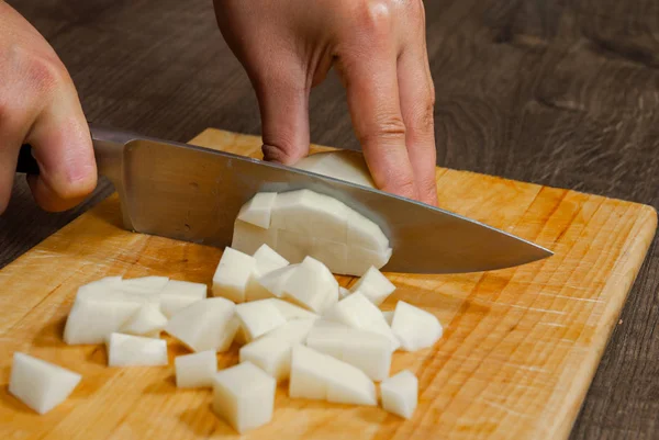 Kadın eli bir bıçakla patates mutfak ahşap tahta kesim