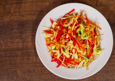 taze sebze lahana ve ahşap masa üzerinde havuç salatası. kopya alanı ile. Üstten Görünüm.