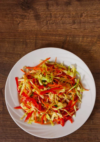 Salada de verduras fresca com repolho e cenoura na mesa de madeira. com espaço de cópia. vista superior . — Fotografia de Stock