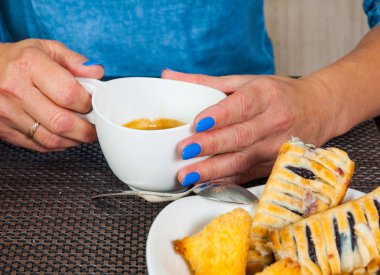 Bir kupa kahve tutan eller