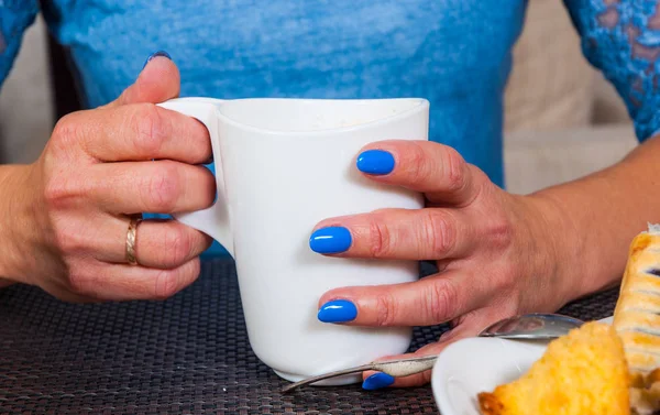 コーヒーのマグカップを保持している女性の手 — ストック写真