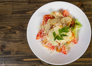 Sezar salatası kruton, peynir, yumurta, domates ve ahşap tablo üzerinde ızgara tavuk. kopya alanı ile. Üstten Görünüm