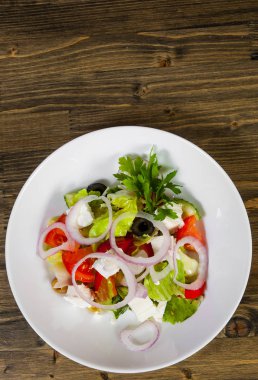 peynir, lahana, biber, domates ve salatalık ahşap masa üzerinde sebze salatası. kopya alanı ile. Üstten Görünüm