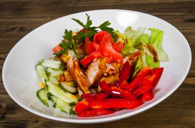 Teriyaki Tavuk salatası ahşap arka plan üzerinde. kopya alanı ile. Üstten Görünüm
