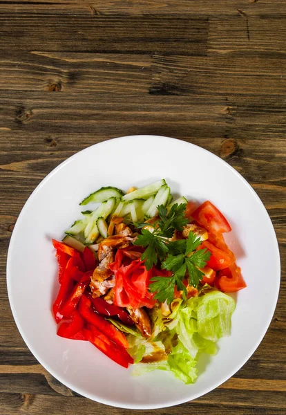 Teriyaki Tavuk salatası ahşap arka plan üzerinde. kopya alanı ile. Üstten Görünüm