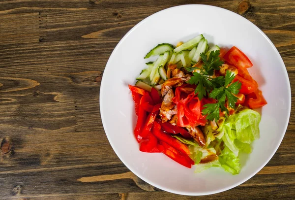 Teriyaki-kipsalade op een houten achtergrond. met kopie ruimte. bovenaanzicht — Stockfoto