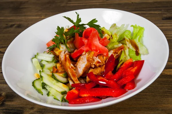 Teriyaki-Hühnersalat auf einem hölzernen Hintergrund. mit Kopierraum. Ansicht von oben — Stockfoto