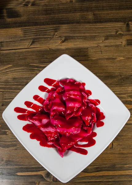 Ravioli com cereja em um fundo de madeira. com espaço de cópia. vista superior — Fotografia de Stock