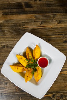 Ahşap arka plan üzerinde soslu kızarmış mantı. kopya alanı ile. Üstten Görünüm