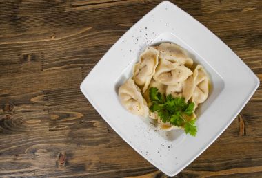 Et köfte - Rus mantı, ahşap bir zemin üzerine etli mantı. kopya alanı ile. Üstten Görünüm