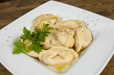 Et köfte - Rus mantı, ahşap bir zemin üzerine etli mantı. 