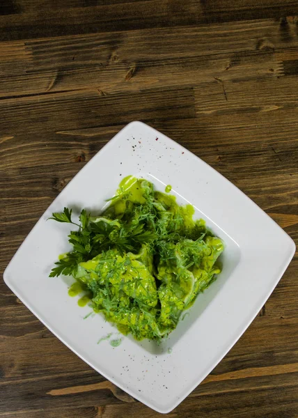 Groene ravioli met spinazie op een houten achtergrond met kopie ruimte. bovenaanzicht — Stockfoto