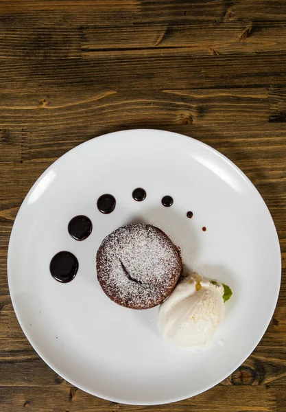 Çikolatalı fondan ahşap arka plan üzerinde. kopya alanı ile. Üstten Görünüm