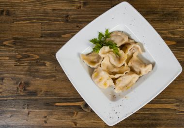 Et köfte - Rus mantı, ahşap bir zemin üzerine etli mantı. kopya alanı ile. Üstten Görünüm