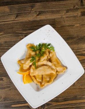 tatlı mantı ahşap arka plan üzerinde beyaz tabakta. kopya alanı ile. Üstten Görünüm