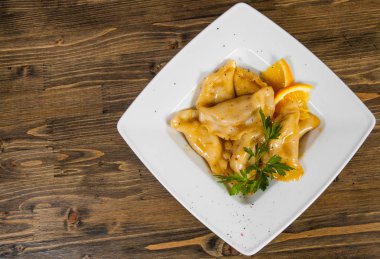 tatlı mantı ahşap arka plan üzerinde beyaz tabakta. kopya alanı ile. Üstten Görünüm