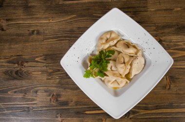 Et köfte - Rus mantı, ahşap bir zemin üzerine etli mantı. kopya alanı ile. Üstten Görünüm