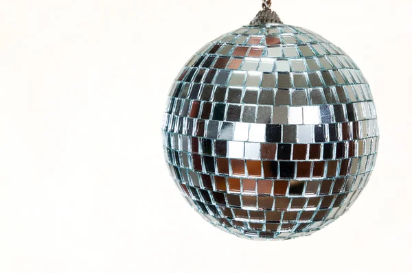 Mirror ball geïsoleerd op wit met kopie ruimte — Stockfoto