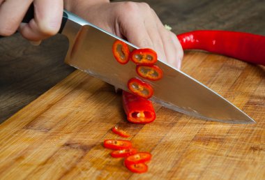 Şefler eller ahşap tahta üzerinde kesme biber biber