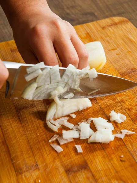 Soğan Doğrama ahşap kurulu şefler eller