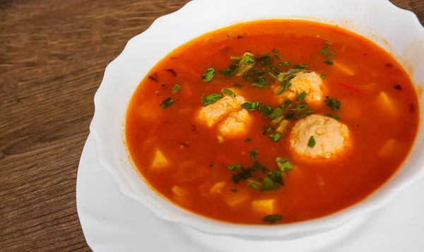 Meatball tomato soup on a wooden background. — Stock Photo, Image