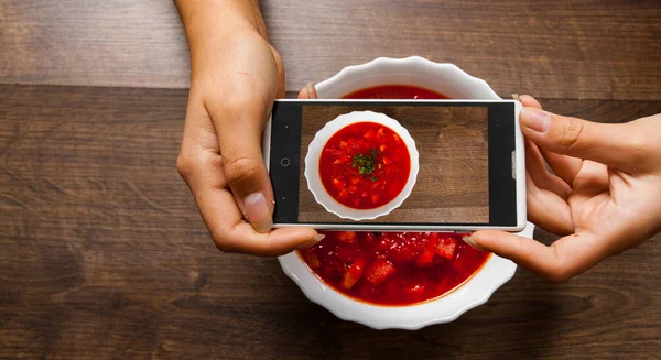 Una mujer joven de manos tomando fotos de comida en el teléfono inteligente, fotografiando comida con cámara móvil — Foto de Stock