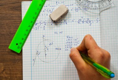 kız öğrenci matematik problemini çözer. okul, eğitim, insanlar ve öğrenme kavramı - yakın öğrenci ya da kadın el cetvel ve not defterinde satır çizim kalem ile