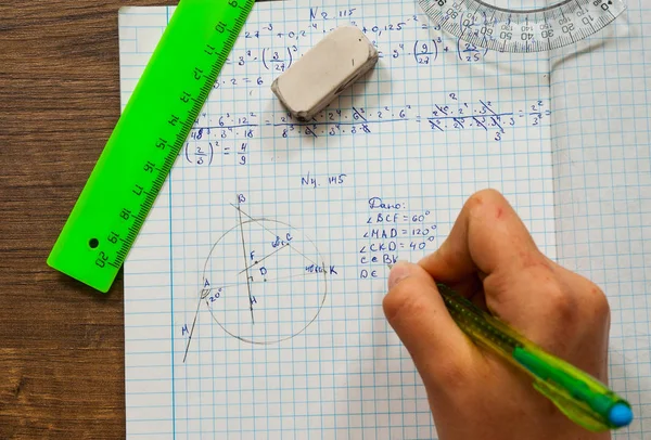 Schoolmeisje lost het probleem van de wiskunde. school, onderwijs, mensen en leren de concept - close-up van student of vrouw handen met liniaal en potlood tekenen van de lijn in de notebook — Stockfoto