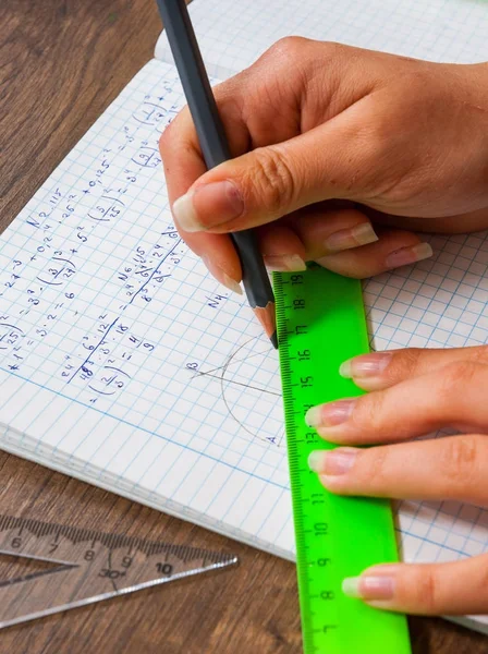 Μαθήτρια λύνει το πρόβλημα των μαθηματικών. σχολείο, εκπαίδευση, άνθρωποι και μεθοδος διδασκαλιας - εσωτερικη φοιτητής ή γυναίκα χέρια με χάρακα και μολύβι γραμμή στο Σημειωματάριο — Φωτογραφία Αρχείου