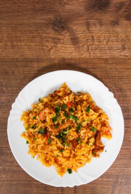 Pirinç sebze ve et ahşap masa üzerinde bir plaka ile. kopya alanı ile. Üstten Görünüm