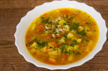 Patates ve pilav ahşap arka plan üzerinde balık çorbası.