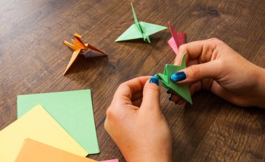 çocukların yaratıcılık kağıt, origami el sanatları, el sanatları çocuklar için yapılmış. El yapımı. ahşap masa ellerde