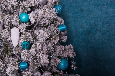 kopya alanı ile mavi arka plan üzerinde Noel ağacı süsle.