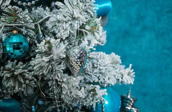 Décoration d'arbre de Noël sur fond bleu avec espace de copie . — Photo