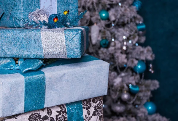 Tumpukan hadiah Natal hadiah kotak pada latar belakang pohon Natal — Stok Foto