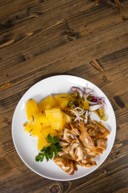 domuz kulakları patates ve salata ahşap arka plan üzerinde plaka ile. kopya alanı ile. Üstten Görünüm