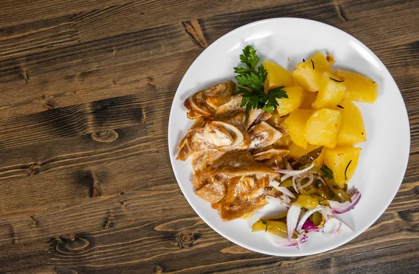 Orelhas Porco Com Batata Salada Chapa Contexto Madeira Com Espaço — Fotografia de Stock