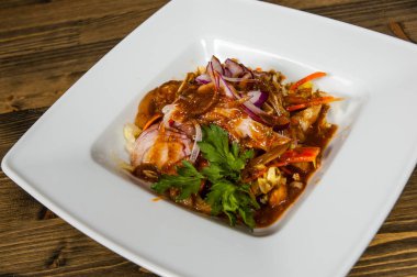 Asya domuz kulakları masanın üzerine bir kase taze sebze salatası.