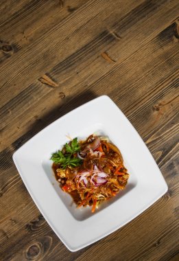 Asya domuz kulakları masanın üzerine bir kase taze sebze salatası. kopya alanı ile. Üstten Görünüm