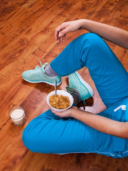 Vrouw Zittend Vloer Met Een Gezond Ontbijt — Stockfoto