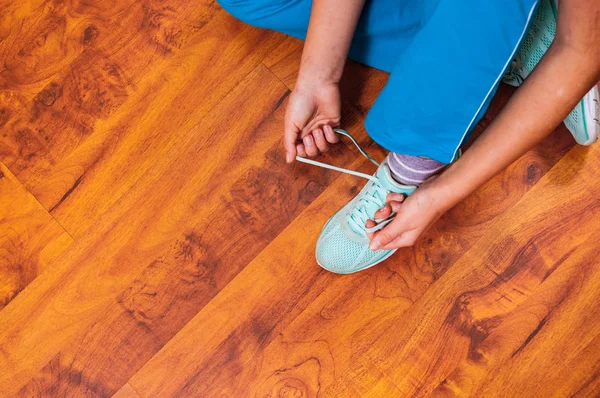 Manos Una Mujer Joven Con Cordones Zapatillas Verdes Contra Fondo — Foto de Stock