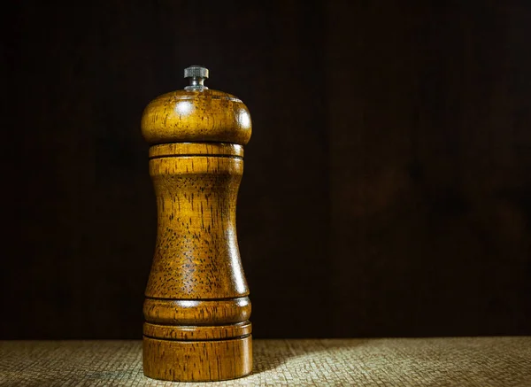 Oude Houten Pepermolen Donkere Houten Achtergrond Met Kopie Ruimte — Stockfoto