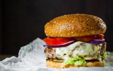 ahşap masa burger. koyu arka plan üzerinde kopya alanı ile.