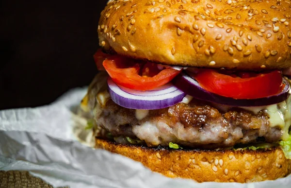 Burger Dřevěný Stůl Tmavém Pozadí Kopií Prostor — Stock fotografie