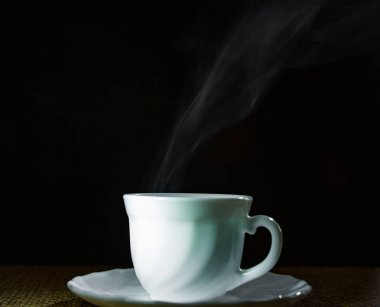 koyu ahşap arka plan üzerinde beyaz kahve fincanı. kopya alanı ile.